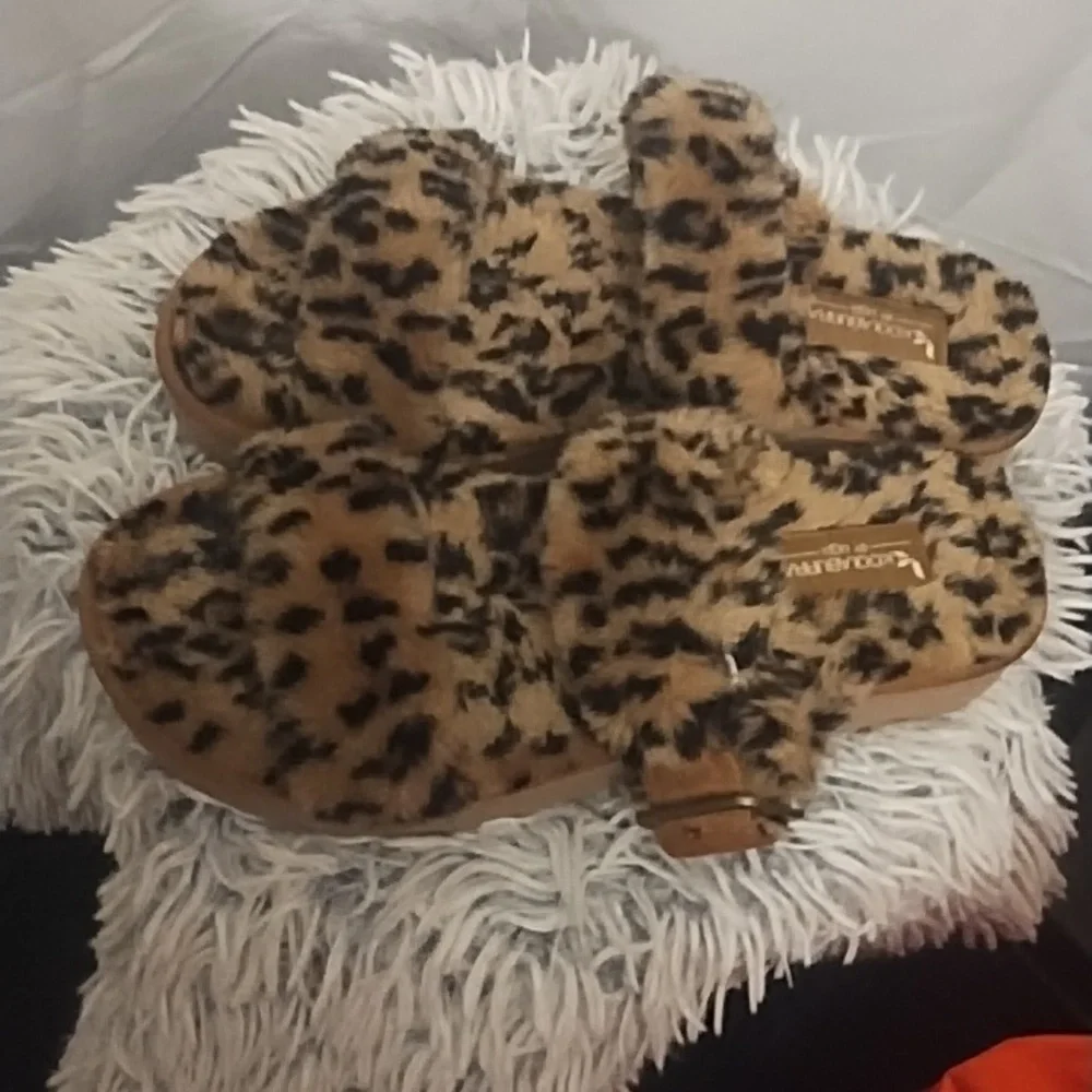 Koolaburra by UGG Tan and Black Furry Slippers - Picture 6 of 6